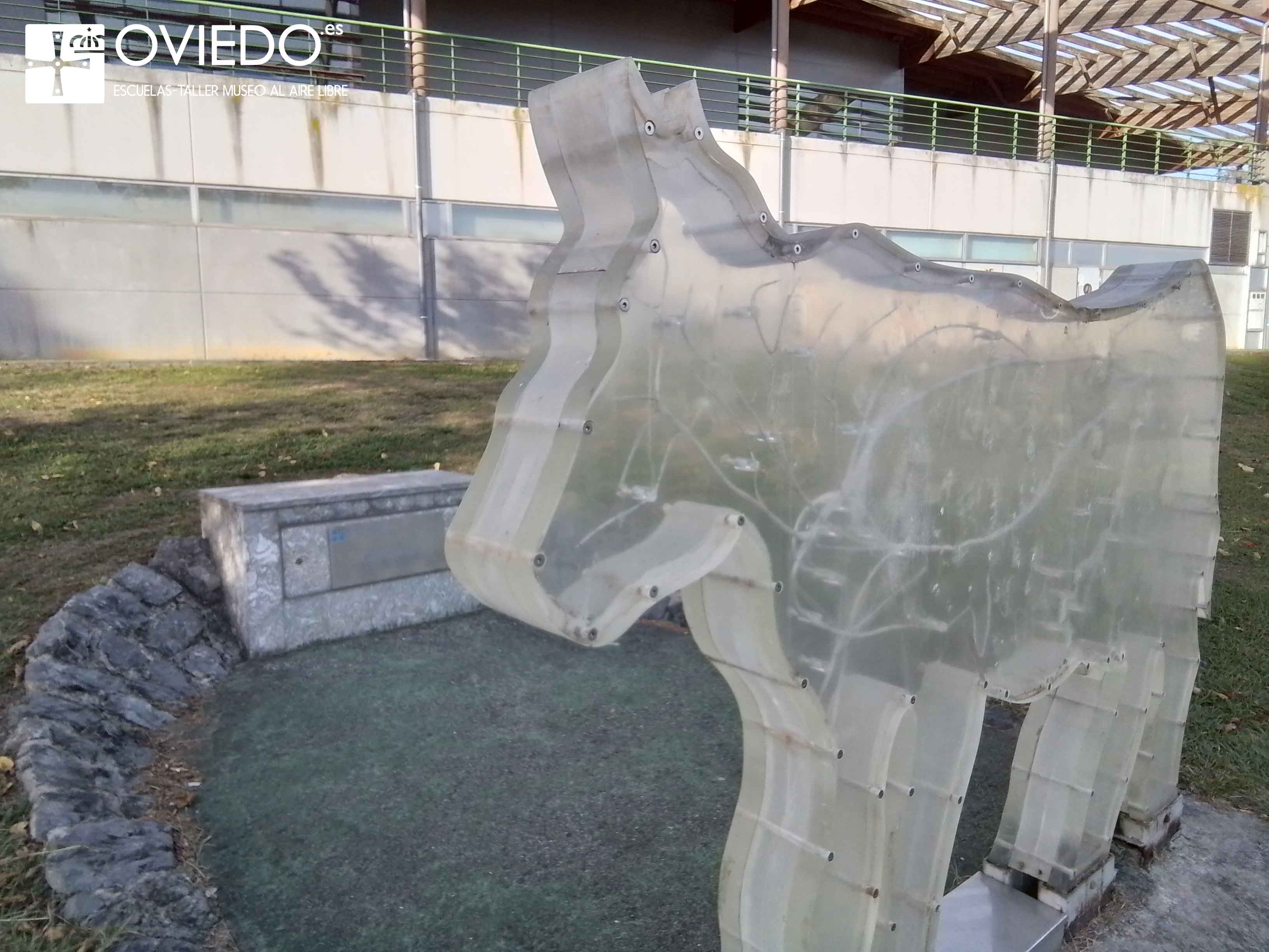 Escultura Vaca biológica